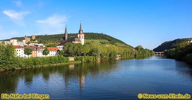 Bingen mit der Burg Klopp und der Basilika Sankt Martin von der Nahebrcke an der Nahemndung aus gesehen.